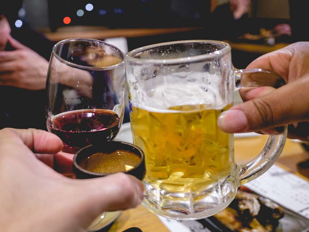 異なるお酒を持っている様子