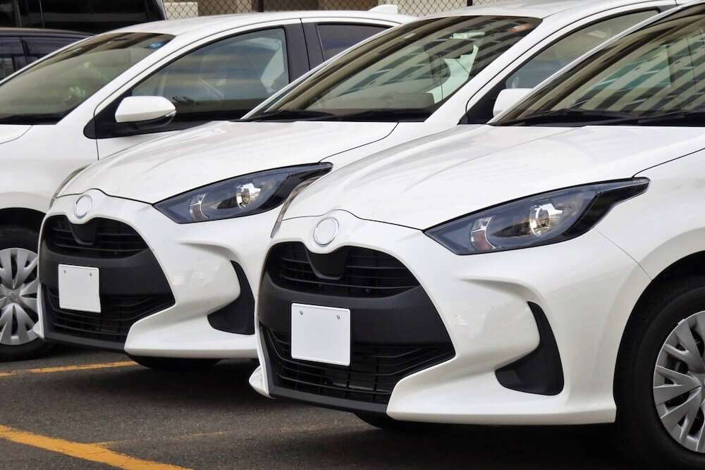 営業所に並ぶ社用車