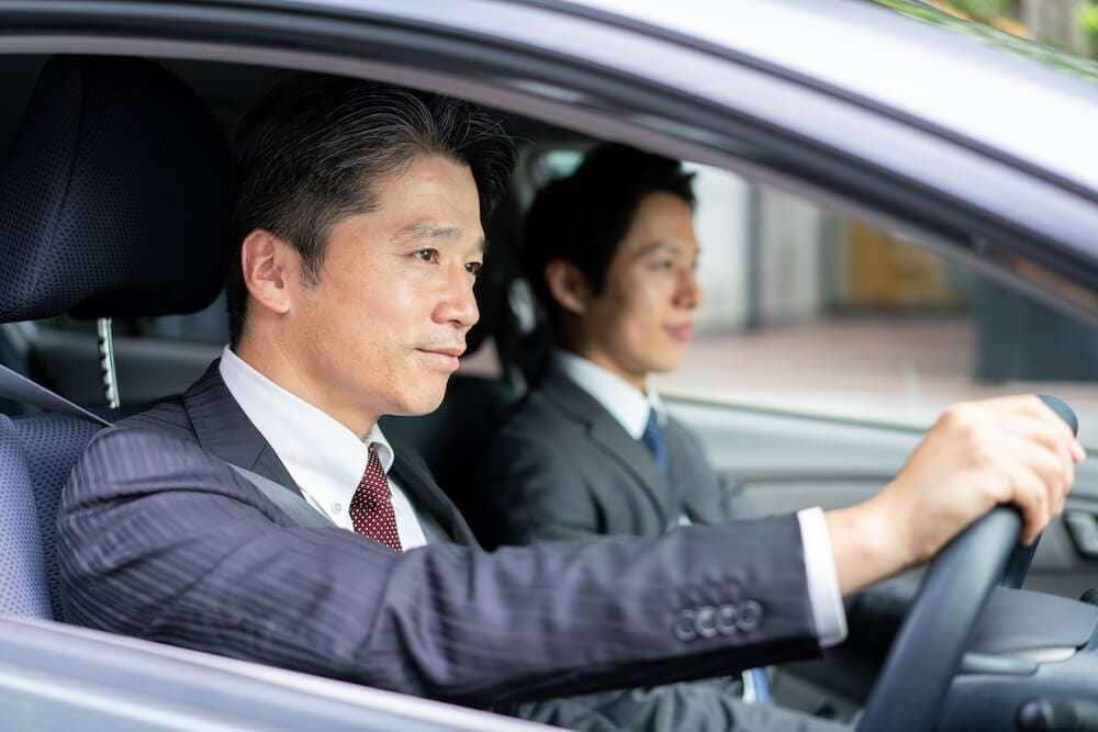 社用車で移動する人