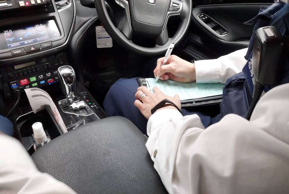 警察と話す人