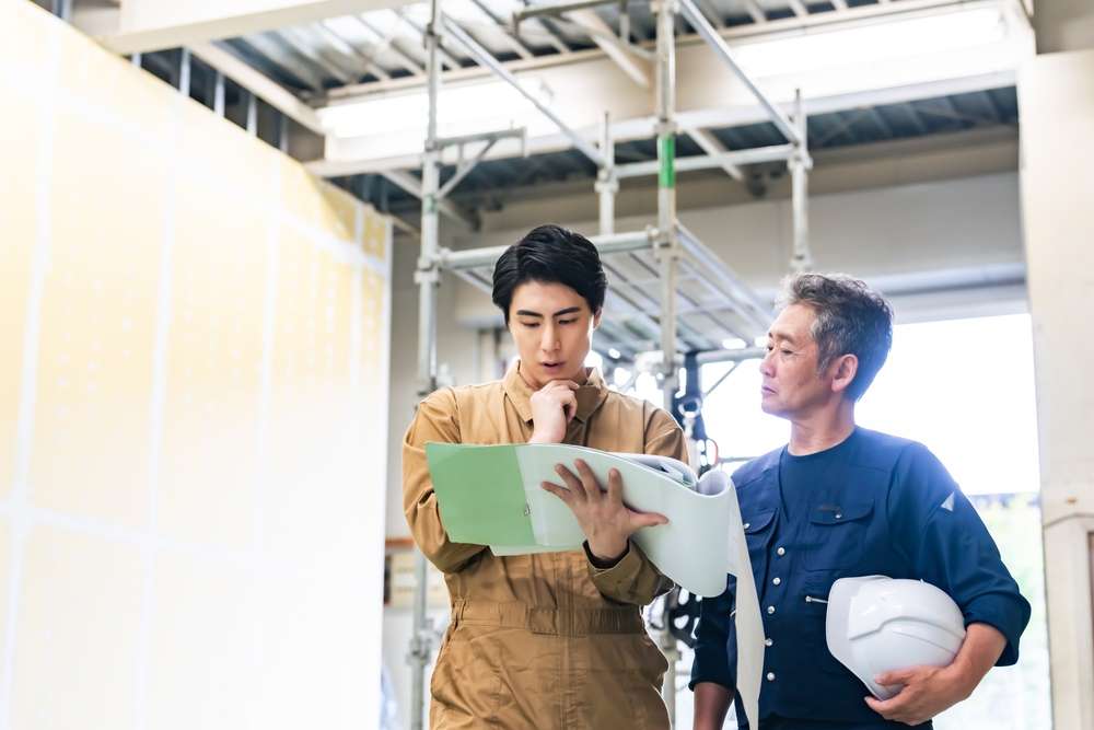工場の省エネを検討する社員