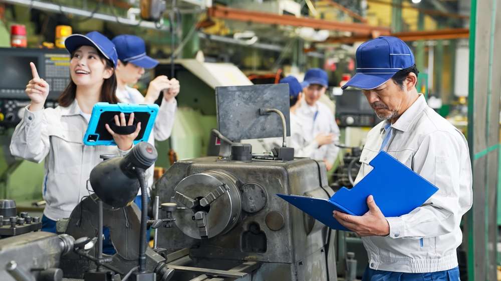 https://www.shutterstock.com/ja/image-photo/group-workers-working-factory-2635433281 ALT：工場内で働く人たち