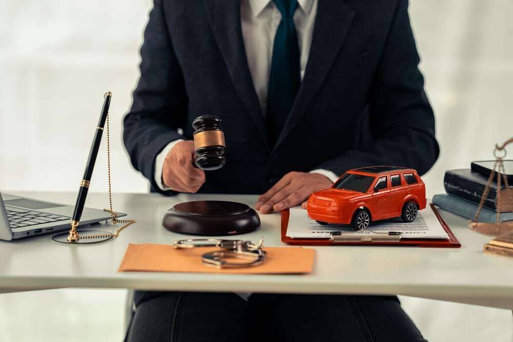 裁判官と車