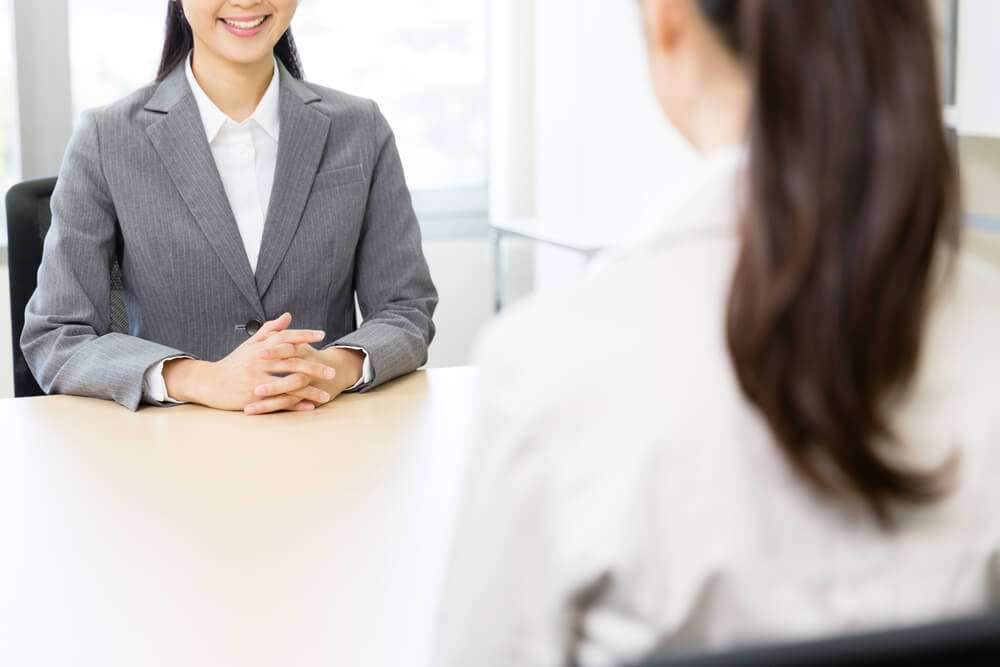アルコールチェックの確認をする社員