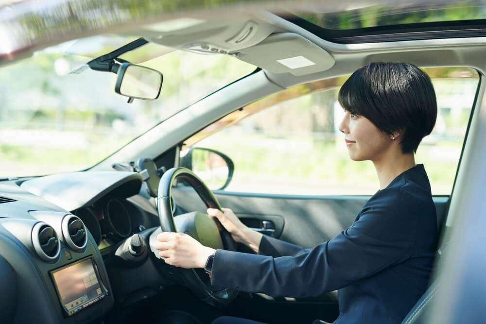運転する社員