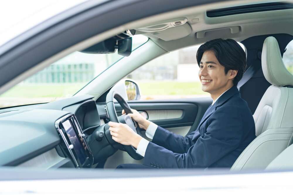 車を運転する社員