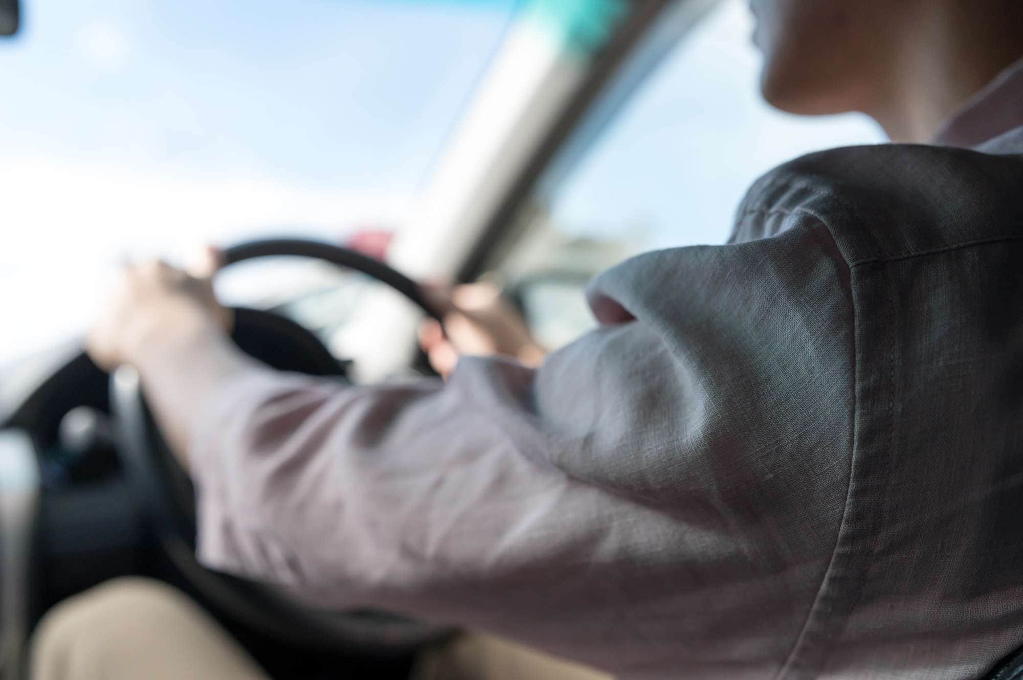 運転する男性の後ろ姿