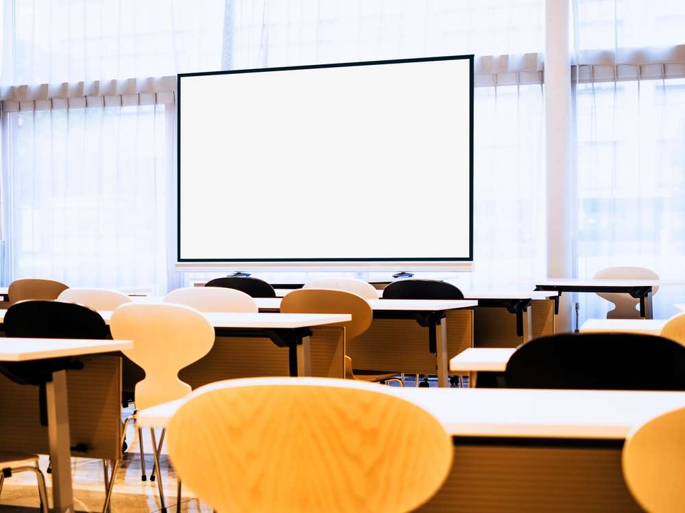 スクリーンが設置された会議室