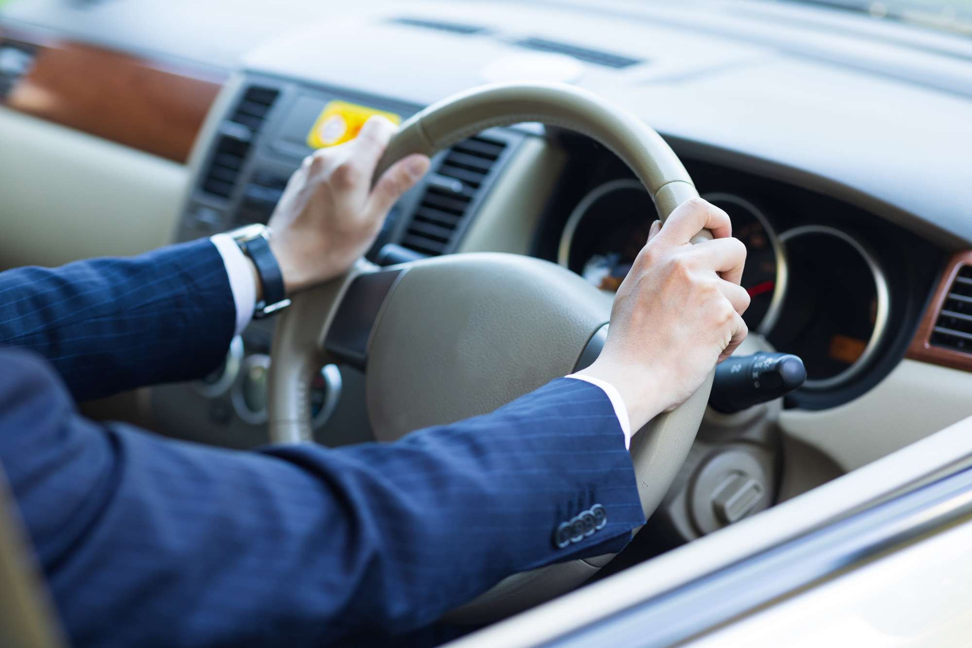 タクシーを運転する人