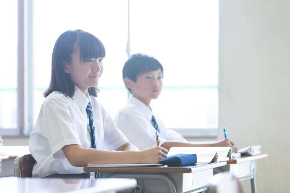 授業を受けている男女