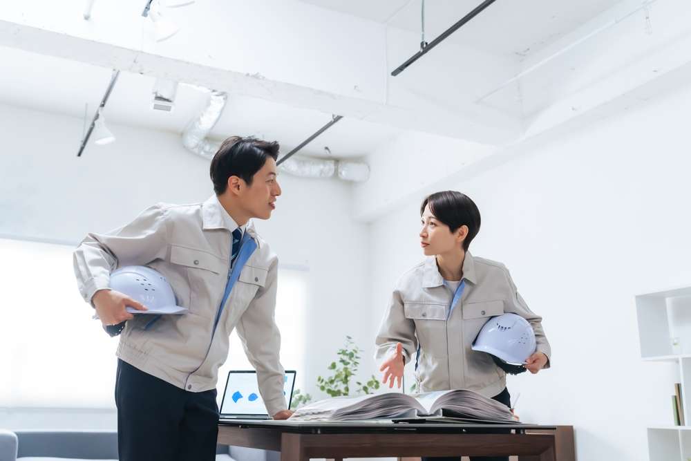 デスク周りで話す人