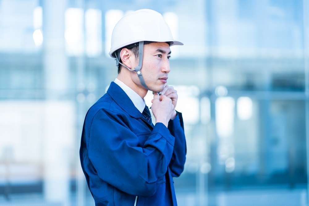 ヘルメットを着ける人