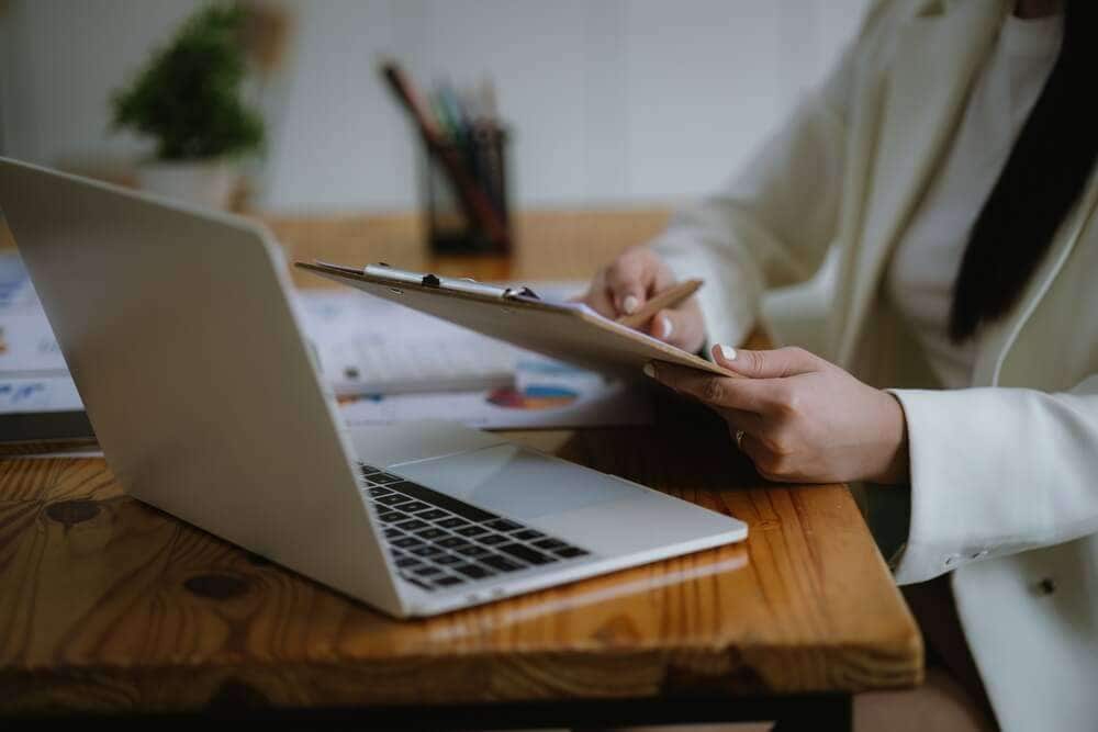 デジタルサイネージにかかる費用を確認する社員