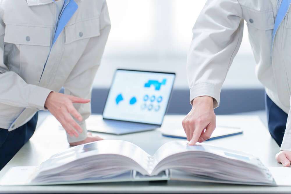 自社に必要なデジタルサイネージを比較検討する社員