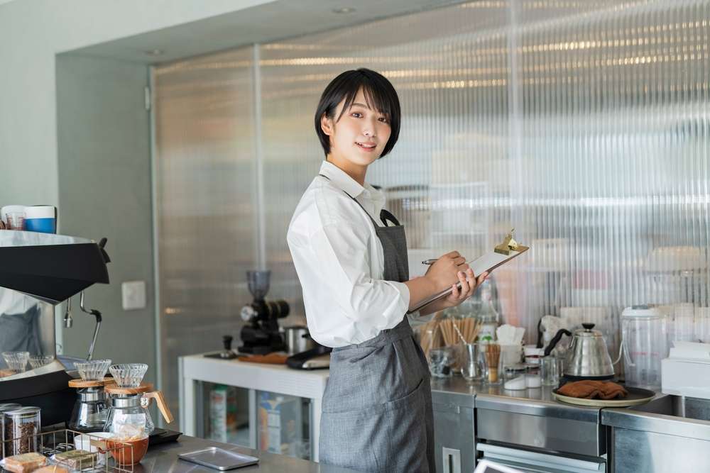 コーヒーを運ぶ配膳ロボット