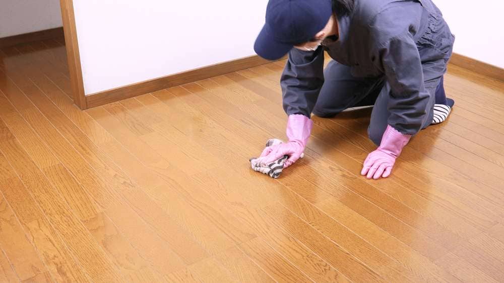 床を拭く女性