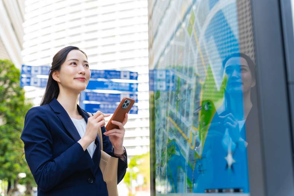 デジタルサイネージを見る人