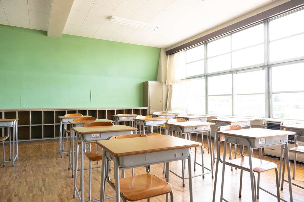 机と椅子が並べられた教室