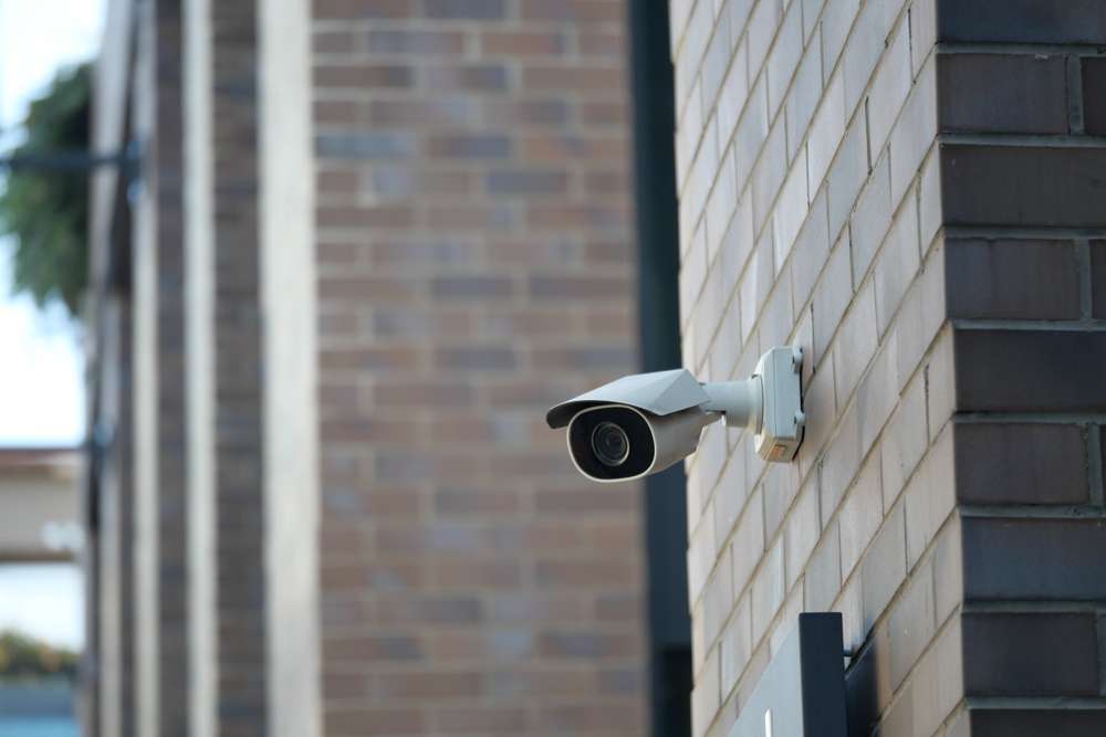 外壁に設置された防犯カメラ