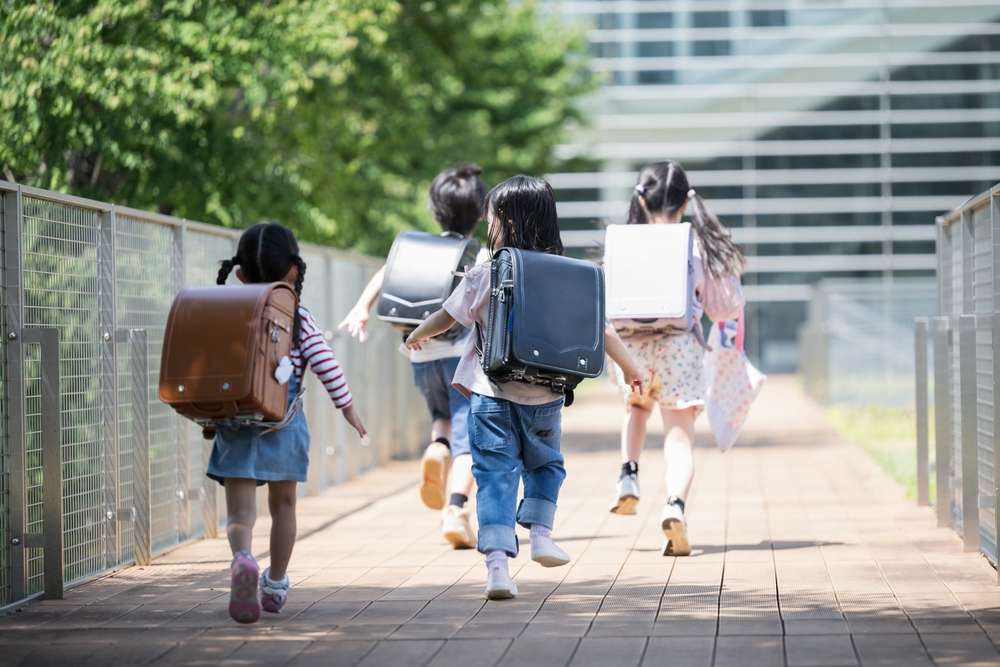 登下校中の小学生