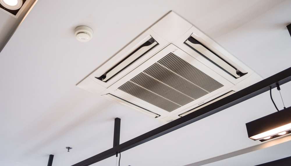 埋め込みタイプの業務用エアコン