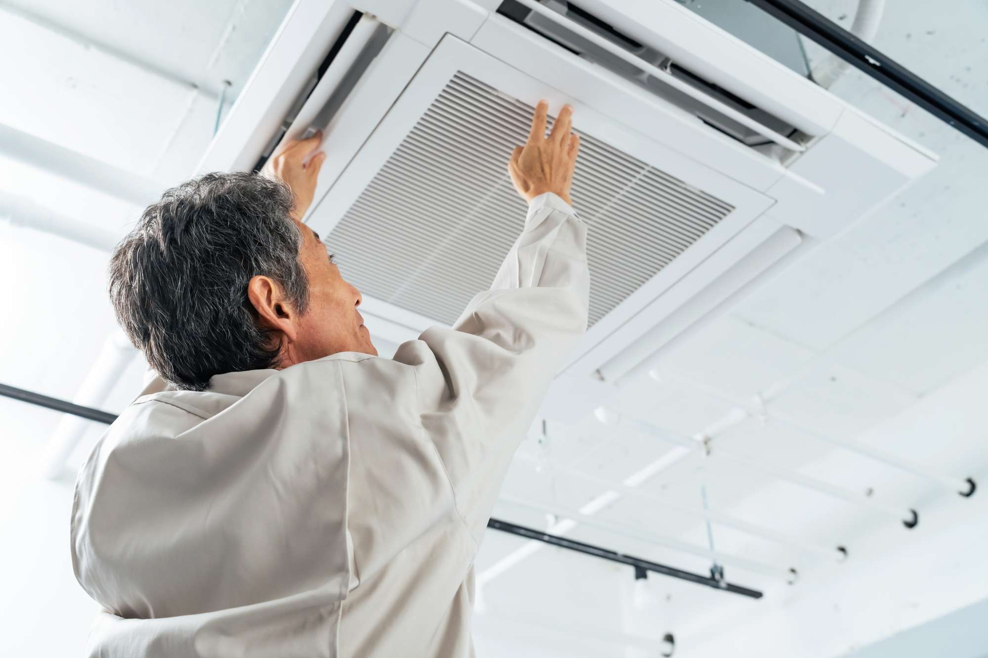 業務用エアコンを設置する人