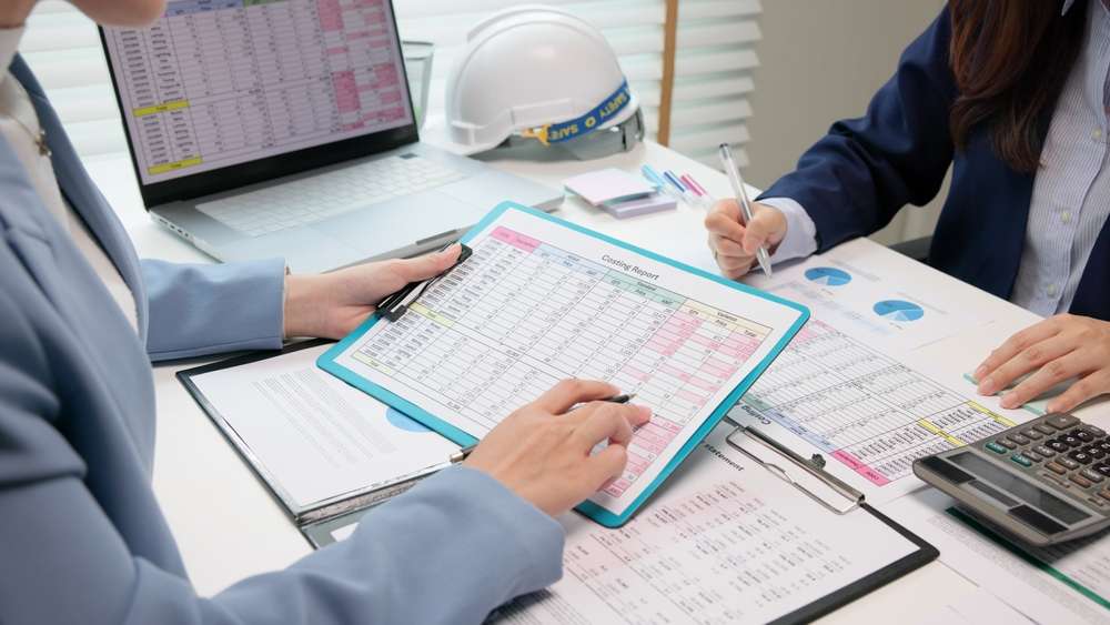 工事費用の見積もりを見る社員