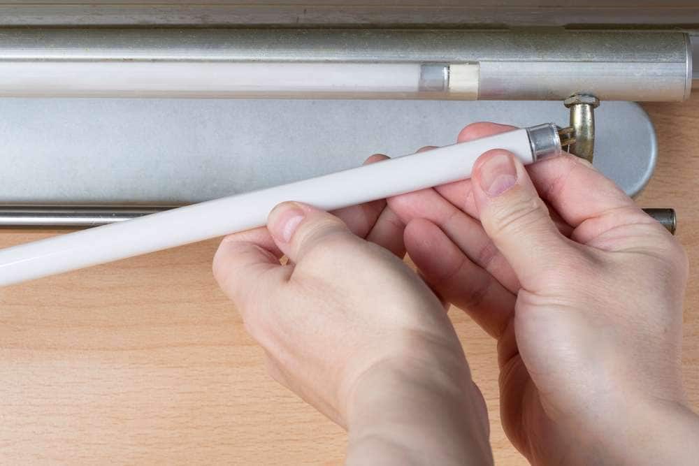 蛍光灯を交換する人