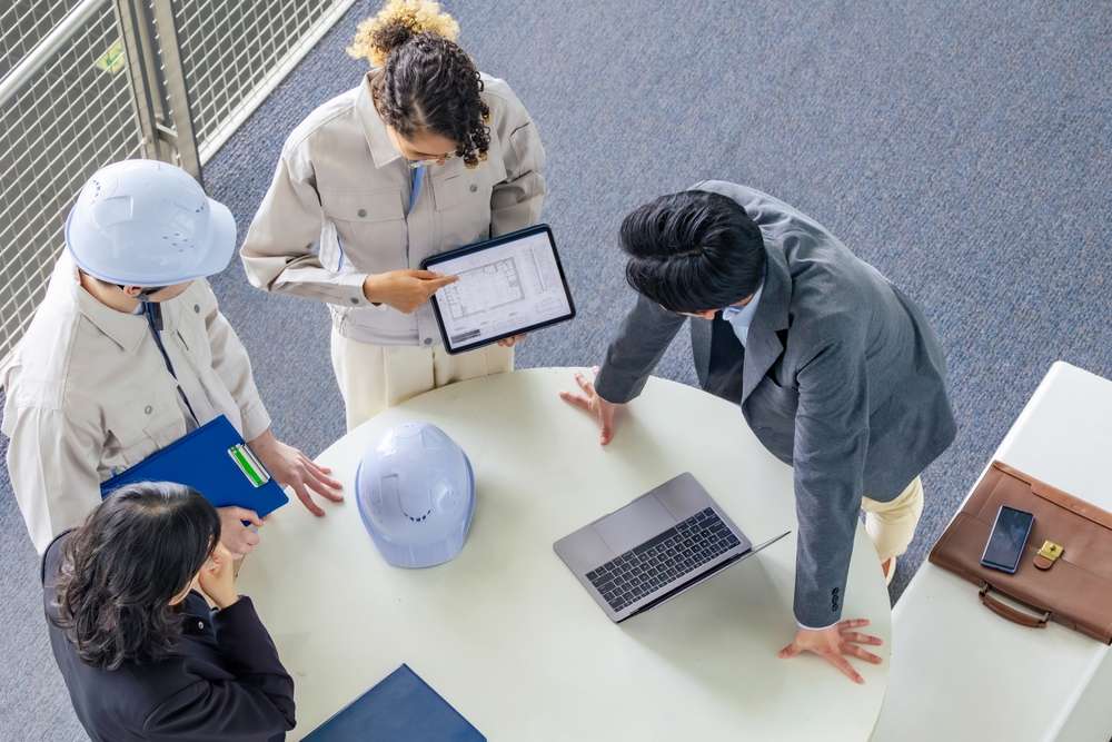 工事に向けて会議をする社員