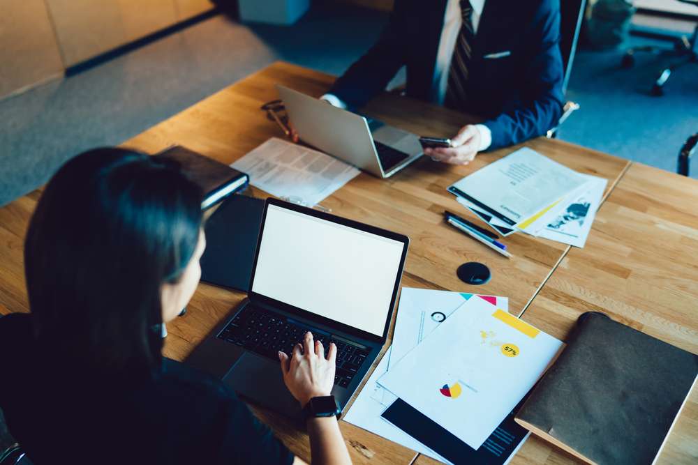 PCで書類を作成する人々