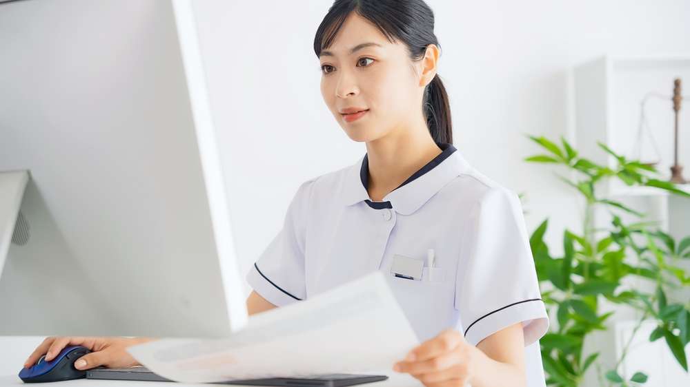 PCで確認する女性