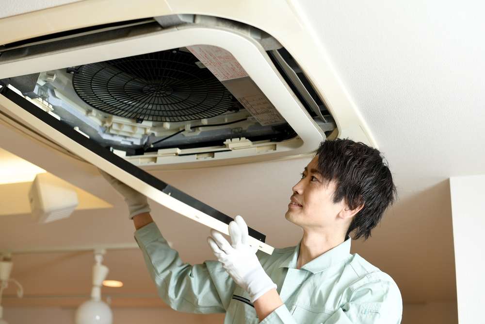 業務用エアコンの寿命・耐用年数は何年？長く使うコツと買い替え時期の目安