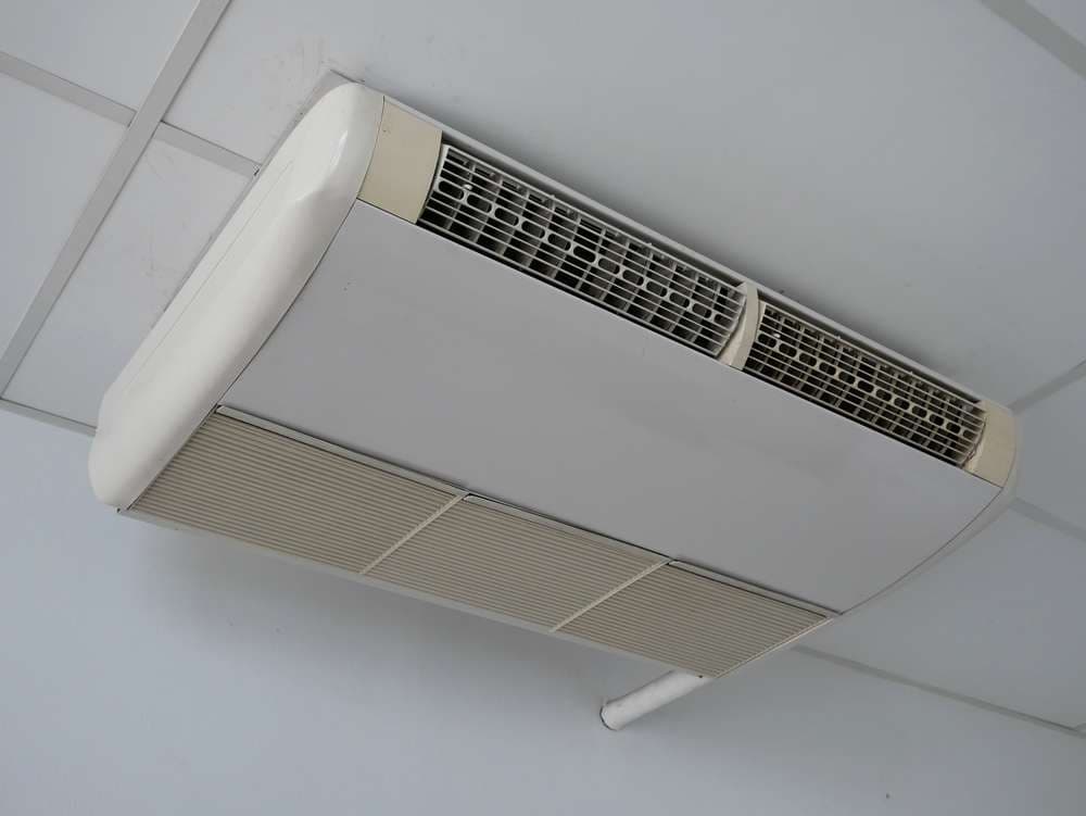 天井に埋め込まれた業務用エアコン