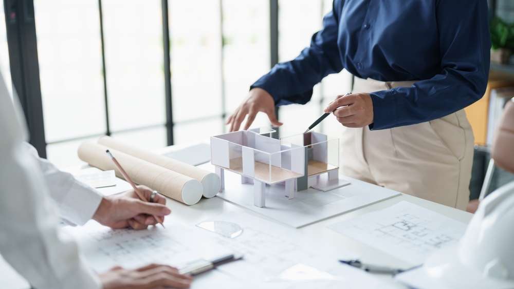 模型を見ながら設計する人々