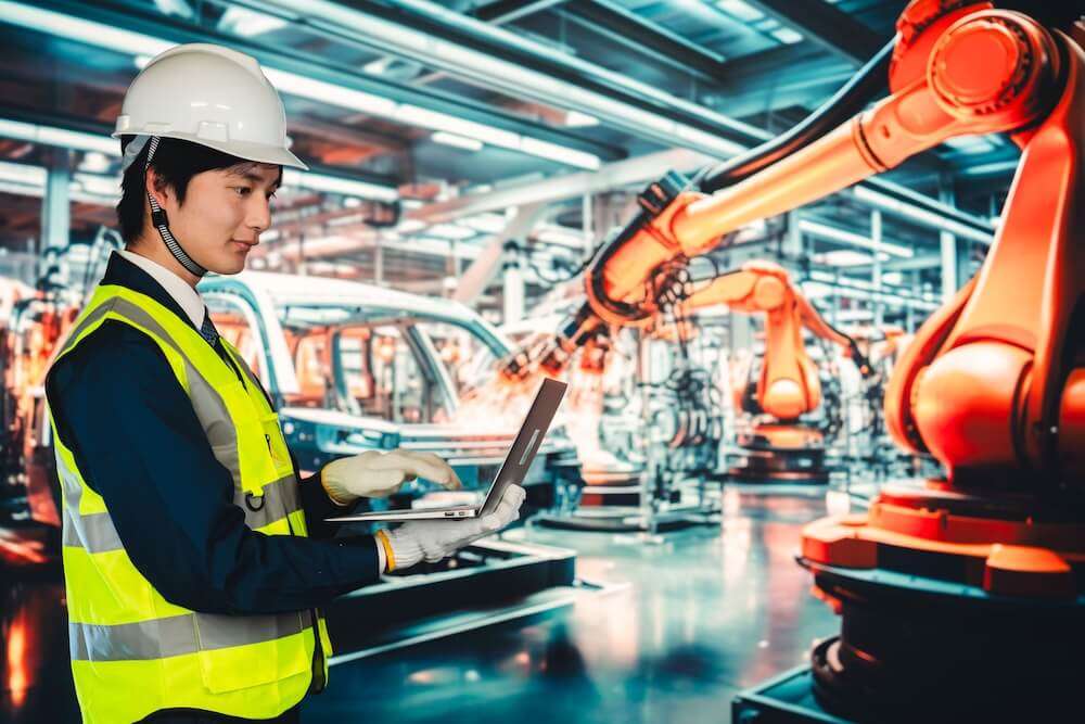 作業の進行状況を確認する社員