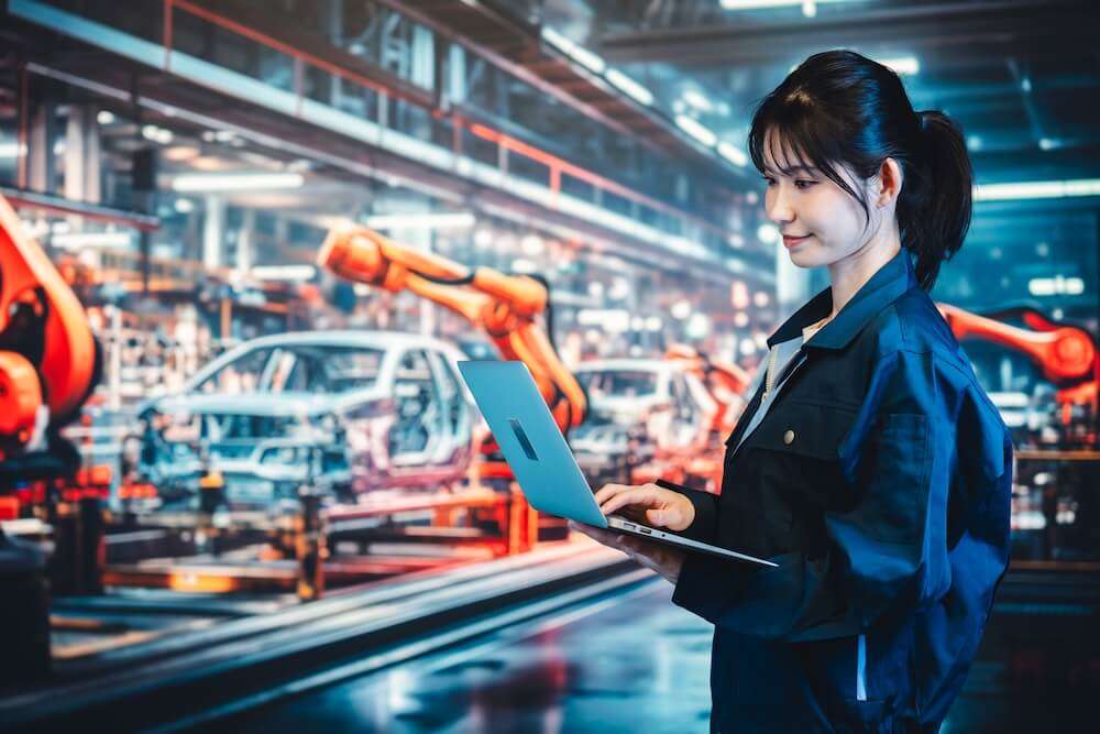 産業用ロボットの稼働状況を確認する社員