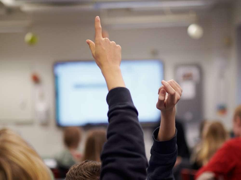 電子黒板を使う学生