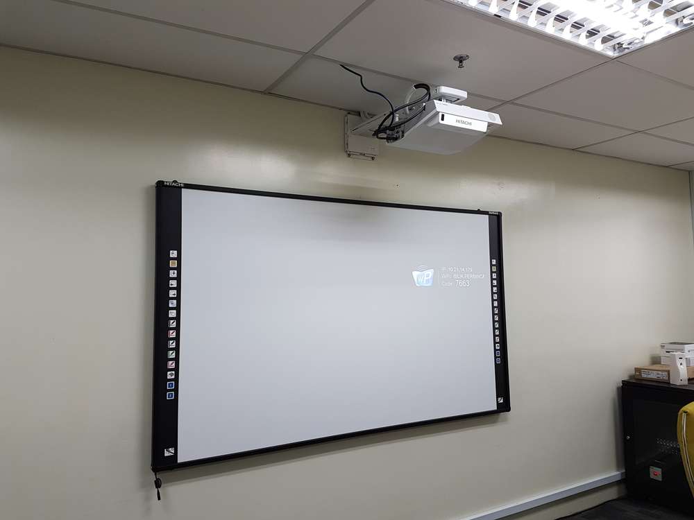 両サイドにメニューがある電子黒板