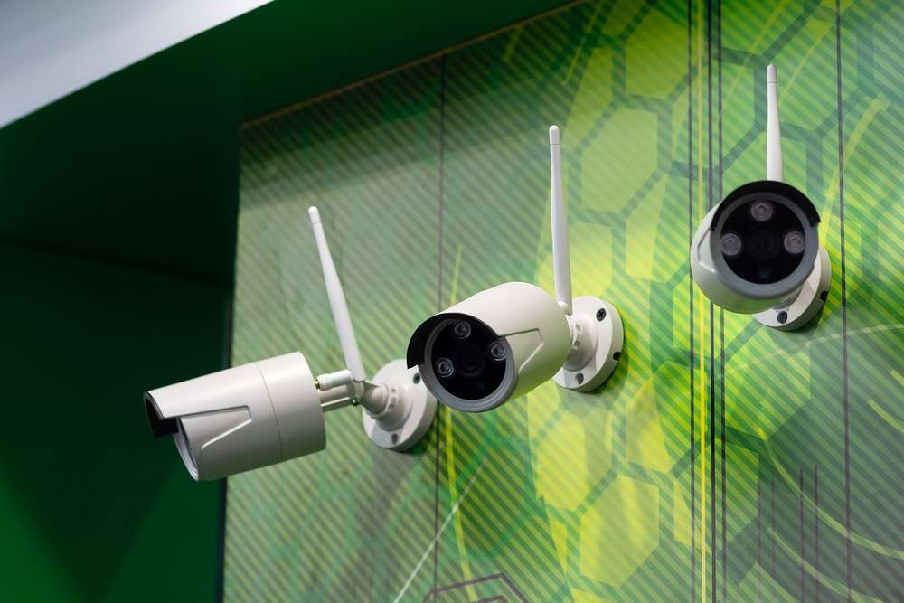 壁に設置された防犯カメラ