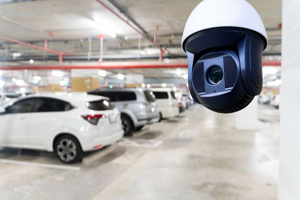 駐車場に設置された防犯カメラ