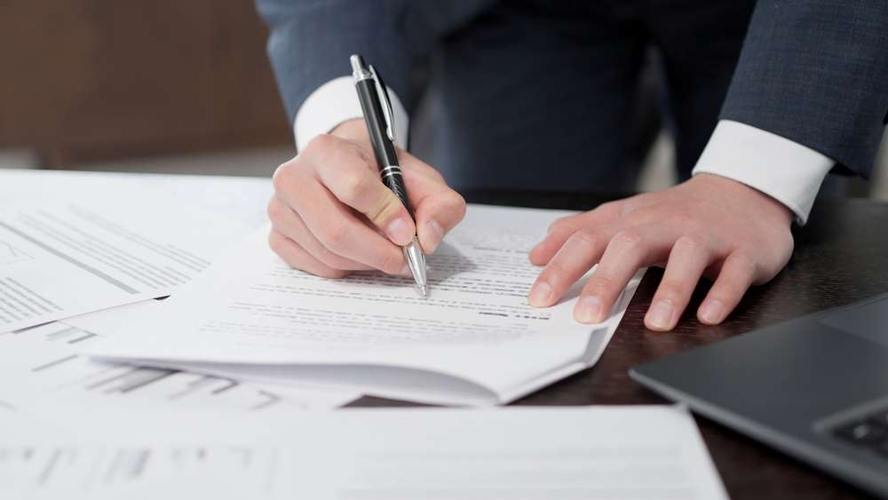 補助金申請の書類を確認する人