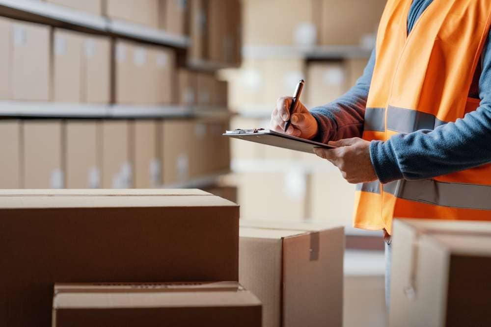 出荷荷物をチェックする作業員