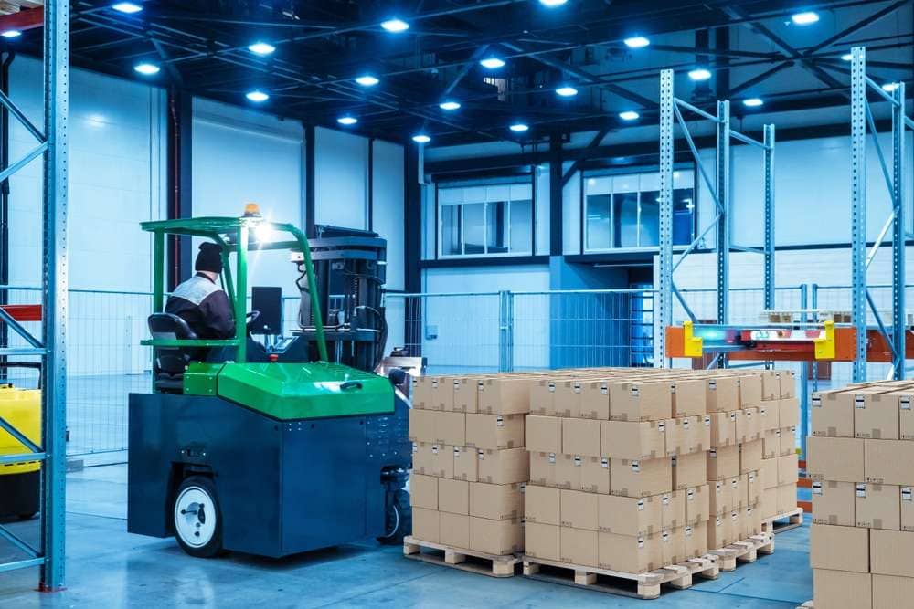 倉庫内に積まれた箱とフォークリフト