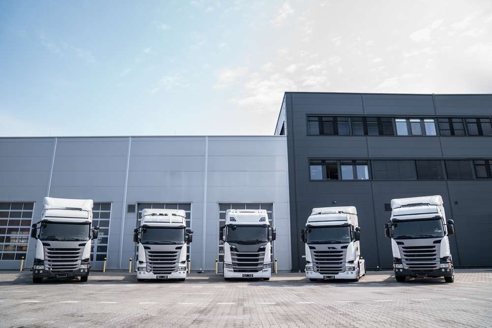 倉庫前に並ぶトラック