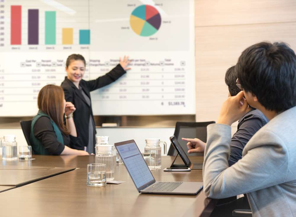 デジタルホワイトボードを使い会議をする社員