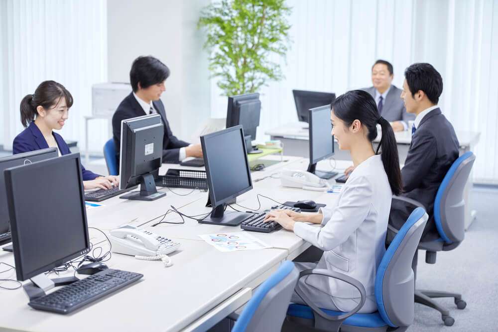 オフィスで働く人々