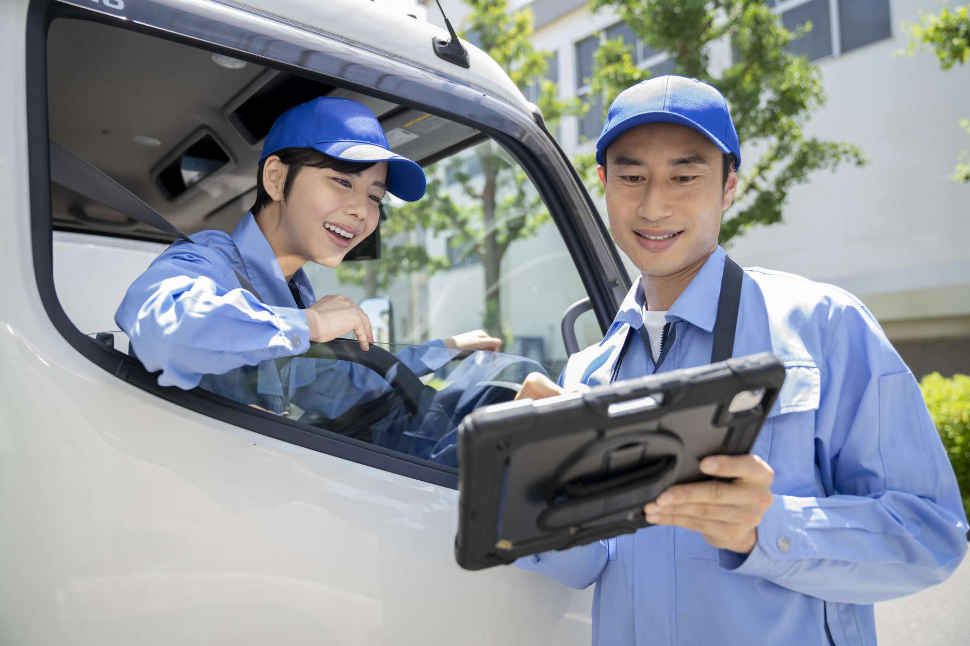 安全確認をする男女