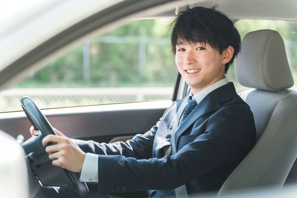 安全運転をするスーツ姿の男性