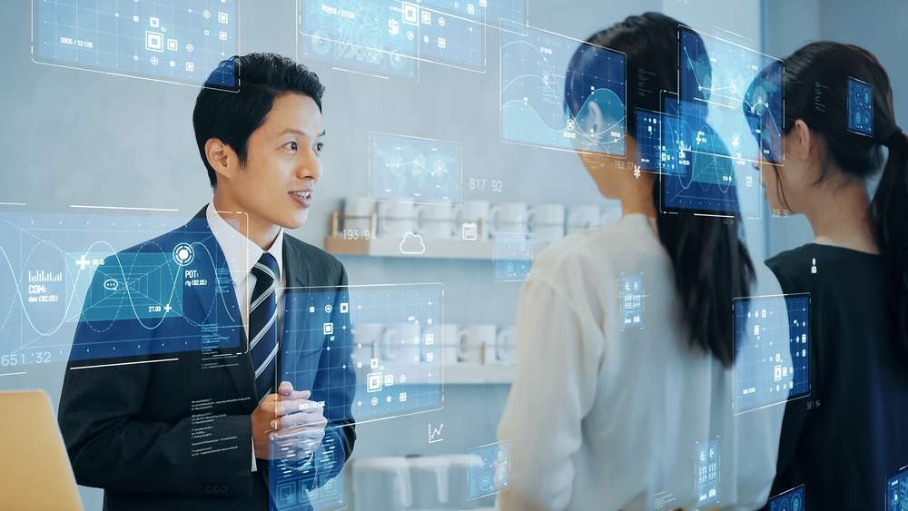 顧客対応しているホテルスタッフ