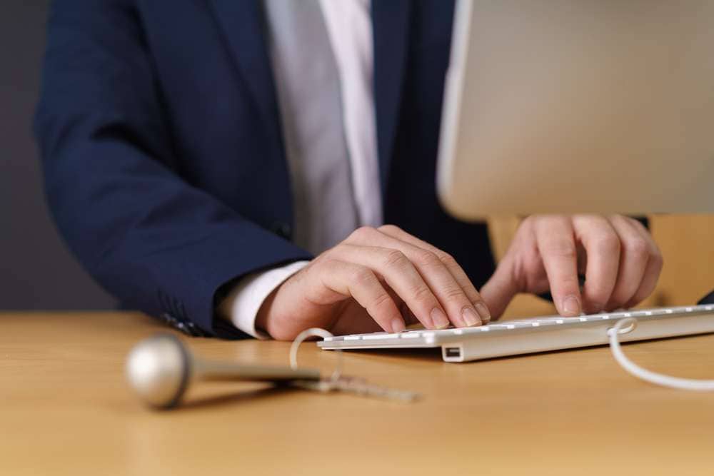 PC操作をするホテルスタッフ